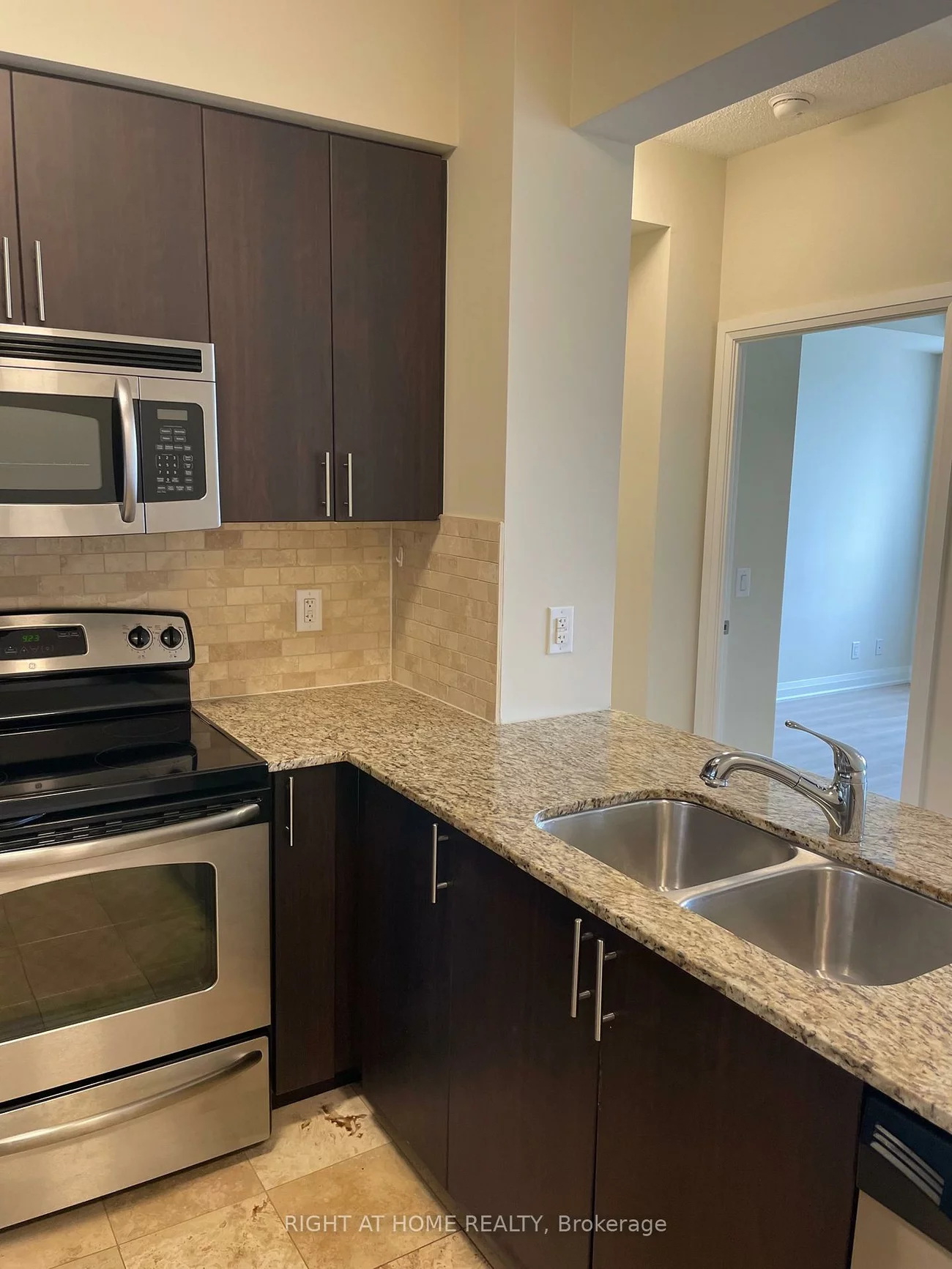 520, Steeles, Crestwood-Springfarm-Yorkhill, Vaughan