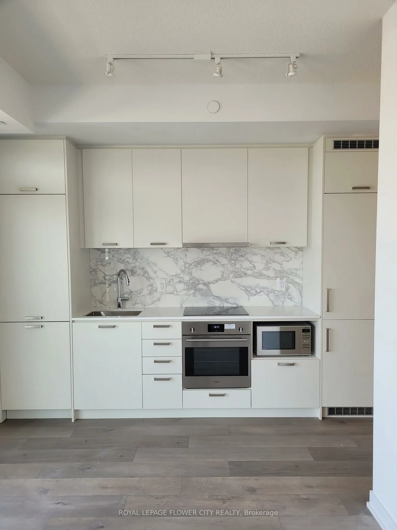 38, Honeycrisp, Vaughan Corporate Centre, Vaughan