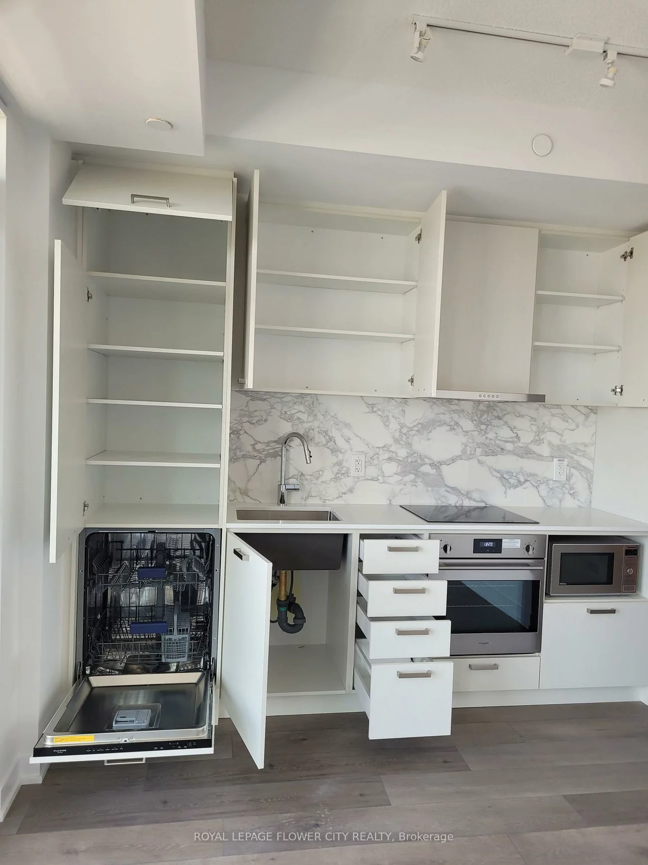 38, Honeycrisp, Vaughan Corporate Centre, Vaughan