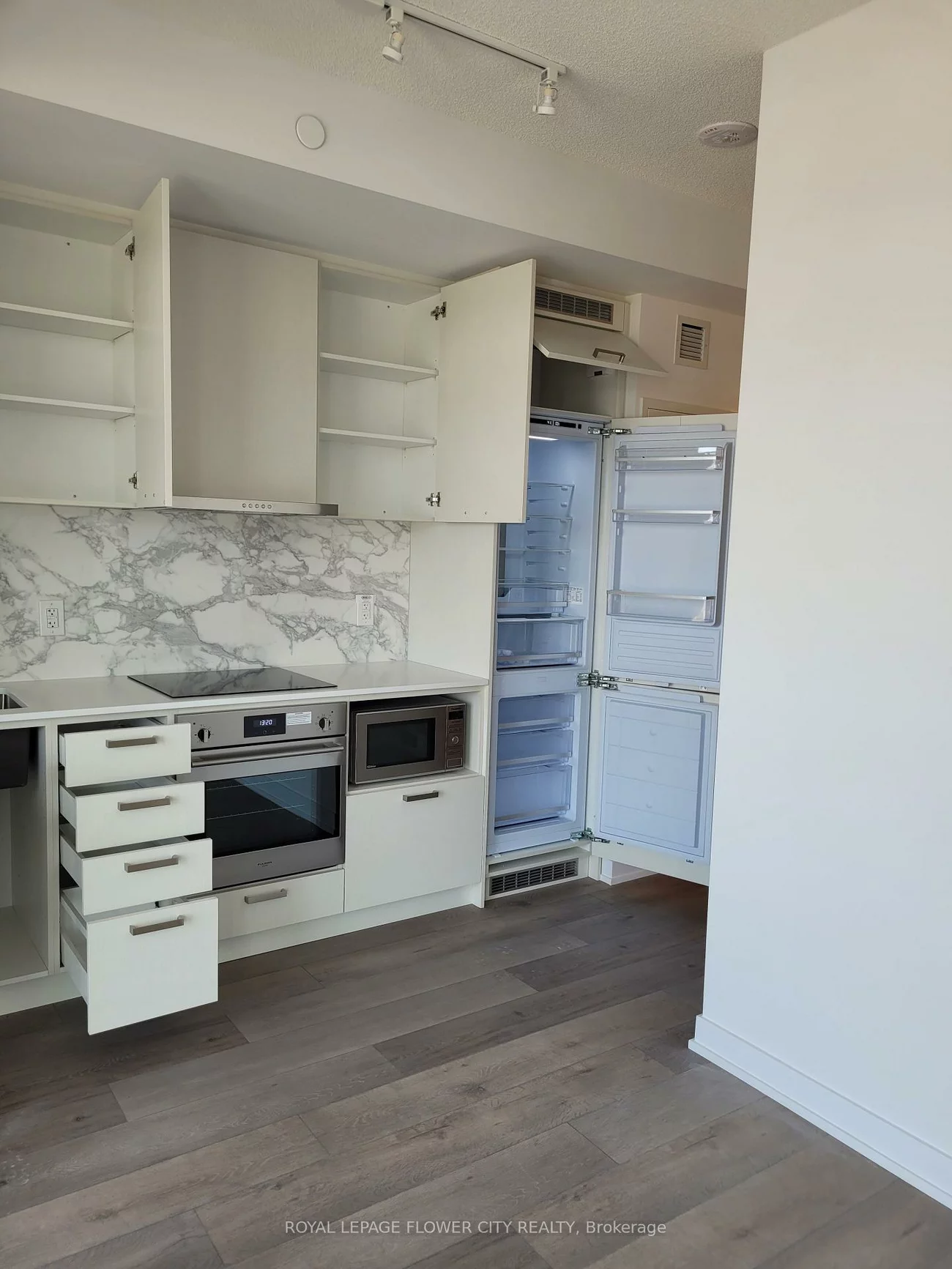 38, Honeycrisp, Vaughan Corporate Centre, Vaughan