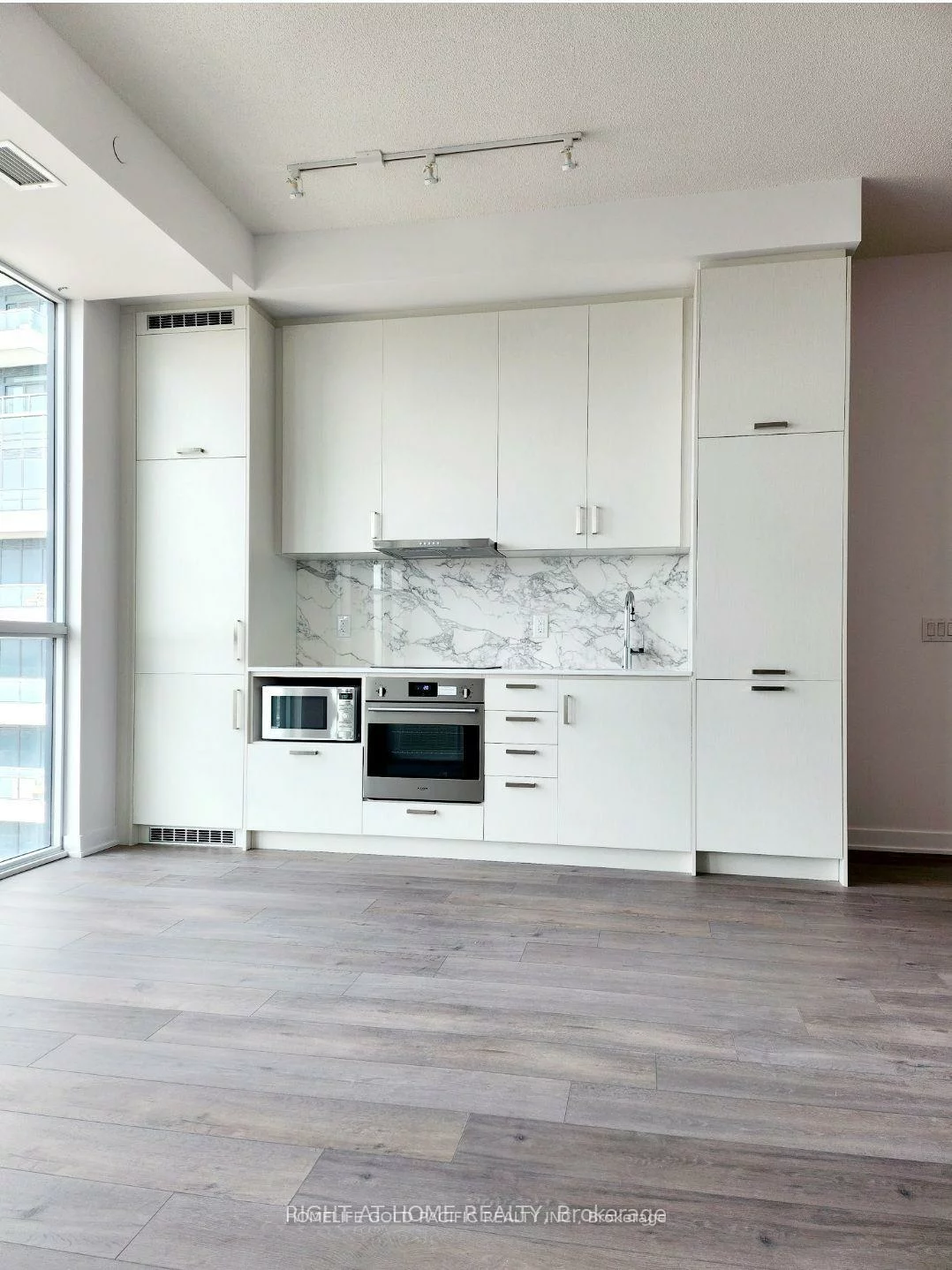 60, Honeycrisp, Vaughan Corporate Centre, Vaughan