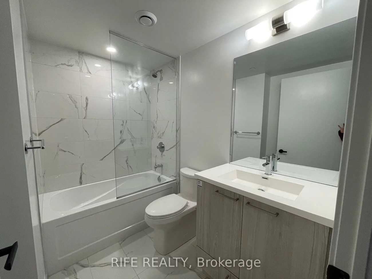 195, Commerce, Vaughan Corporate Centre, Vaughan