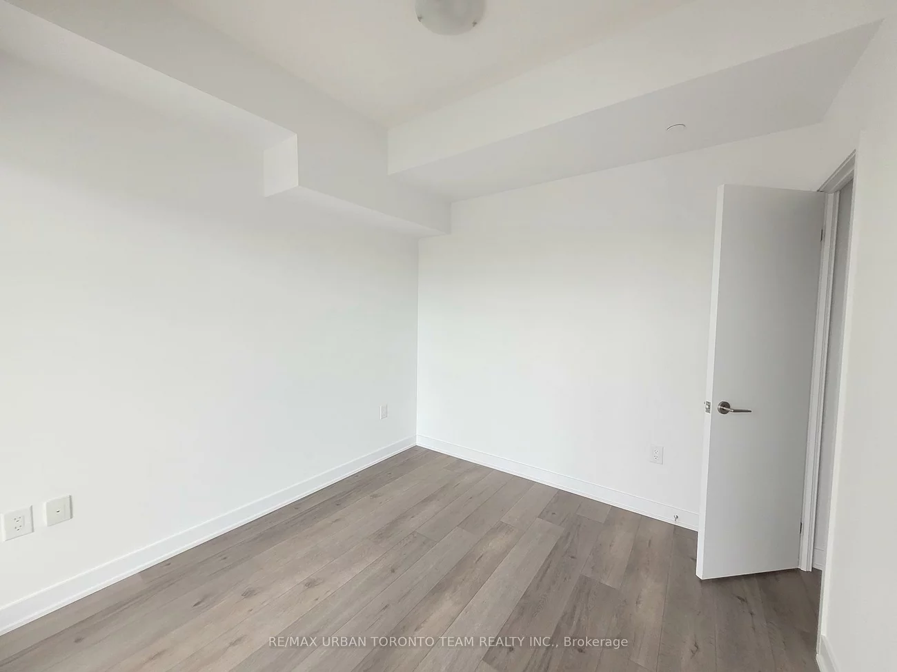 60, Honeycrisp, Vaughan Corporate Centre, Vaughan