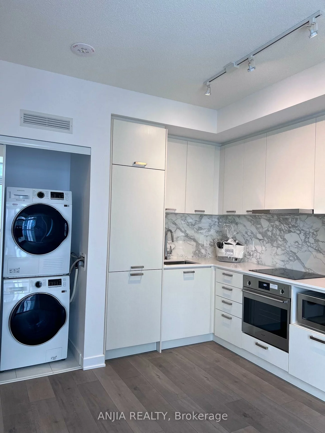 38, Honeycrisp, Vaughan Corporate Centre, Vaughan