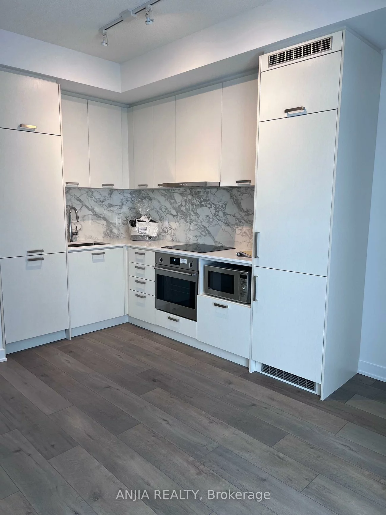 38, Honeycrisp, Vaughan Corporate Centre, Vaughan