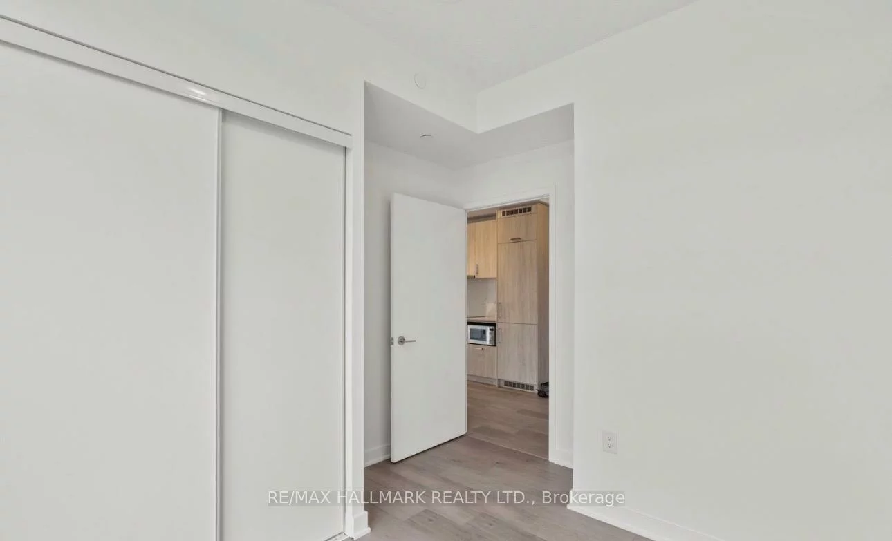 60, Honeycrisp, Vaughan Corporate Centre, Vaughan
