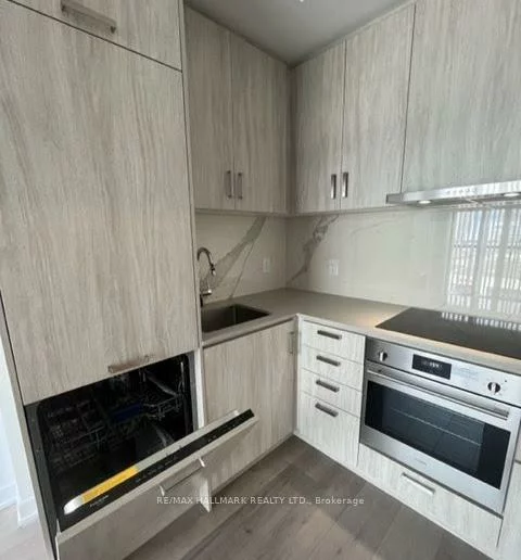 60, Honeycrisp, Vaughan Corporate Centre, Vaughan