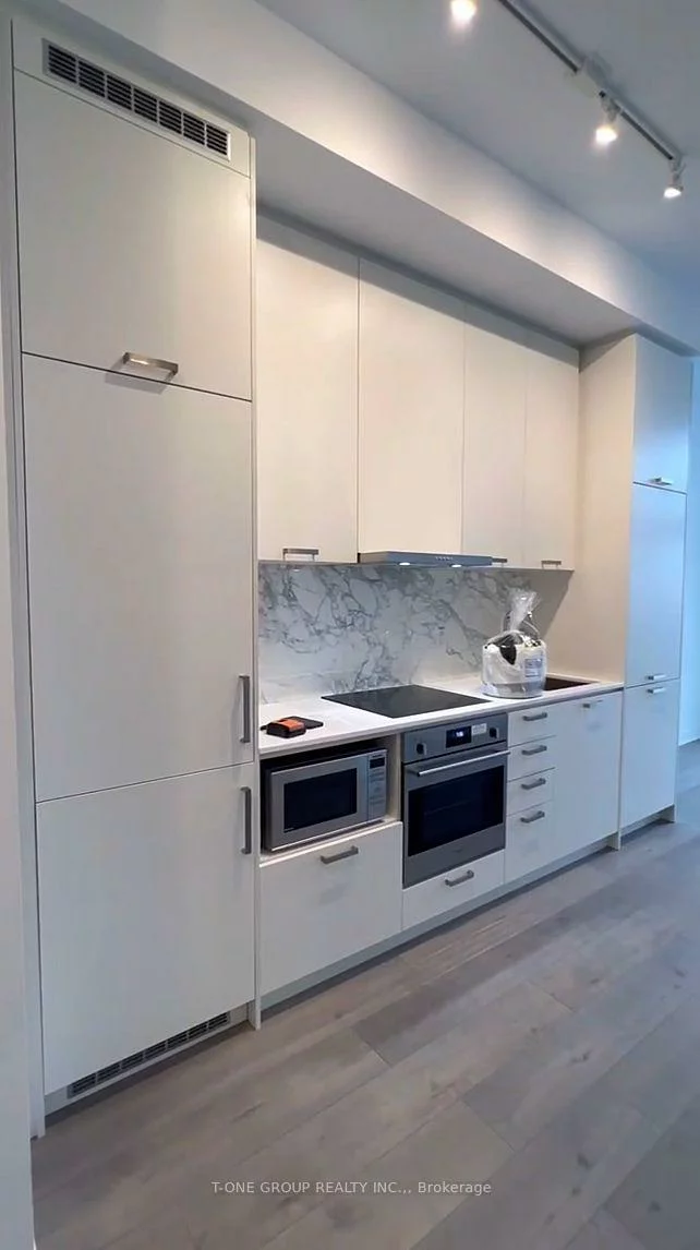 38, Honeycrisp, Vaughan Corporate Centre, Vaughan
