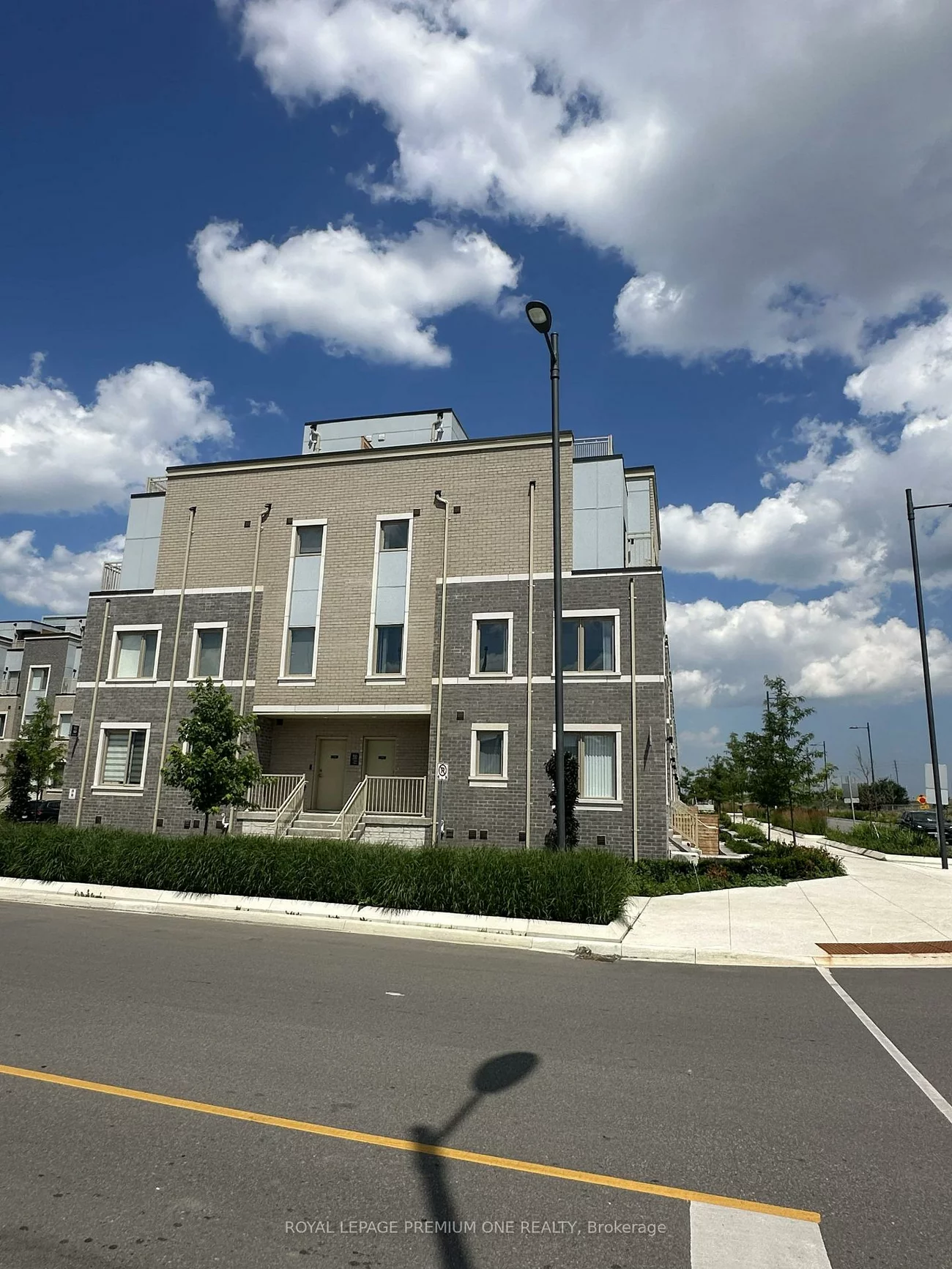 150, Honeycrisp, Vaughan Corporate Centre, Vaughan