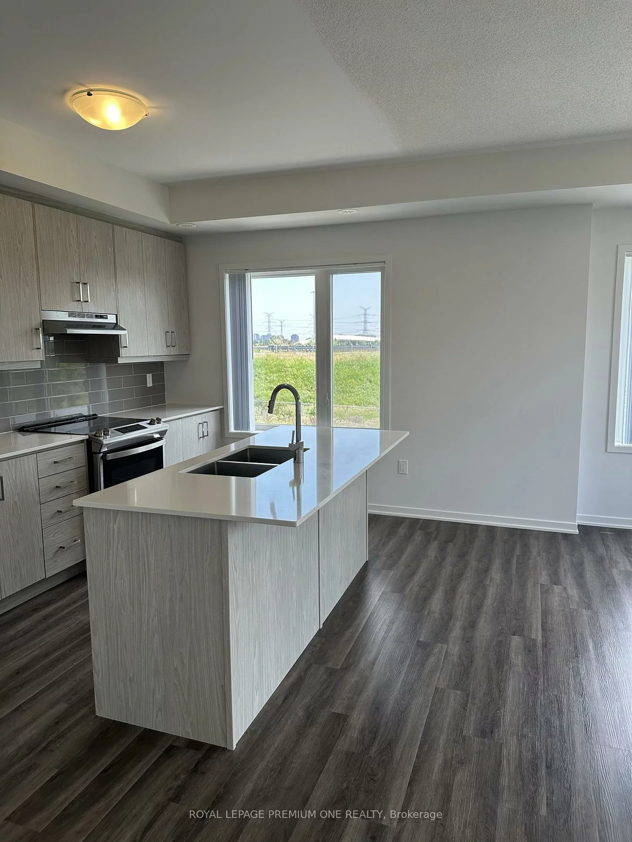 150, Honeycrisp, Vaughan Corporate Centre, Vaughan