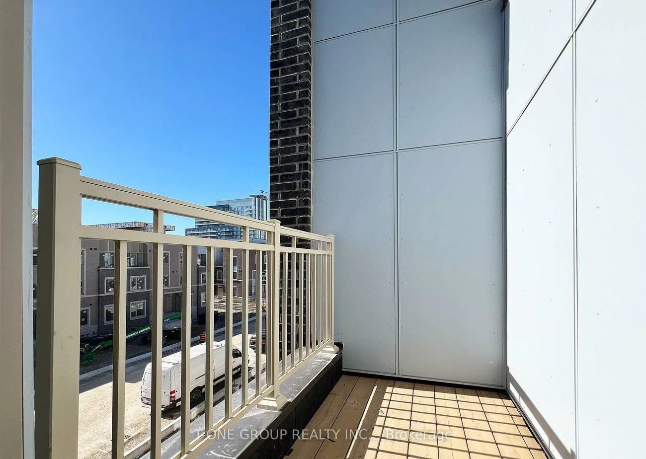 90, Honeycrisp, Vaughan Corporate Centre, Vaughan