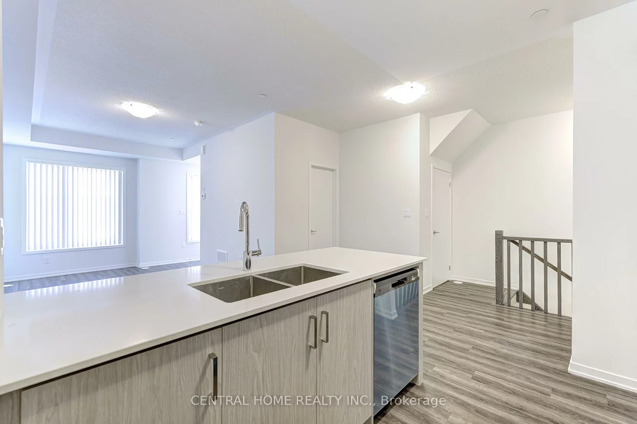 130, Honeycrisp, Vaughan Corporate Centre, Vaughan