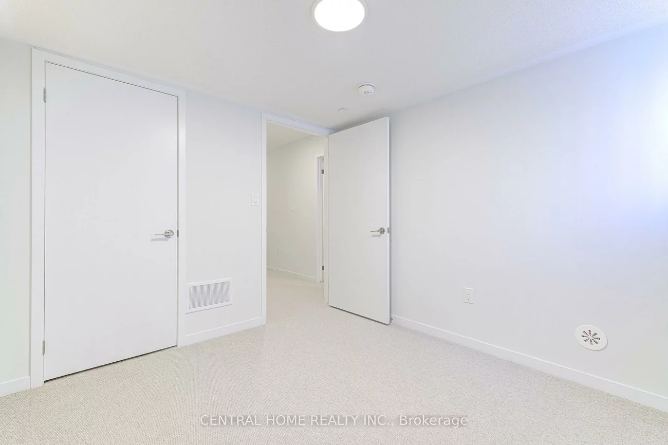 130, Honeycrisp, Vaughan Corporate Centre, Vaughan