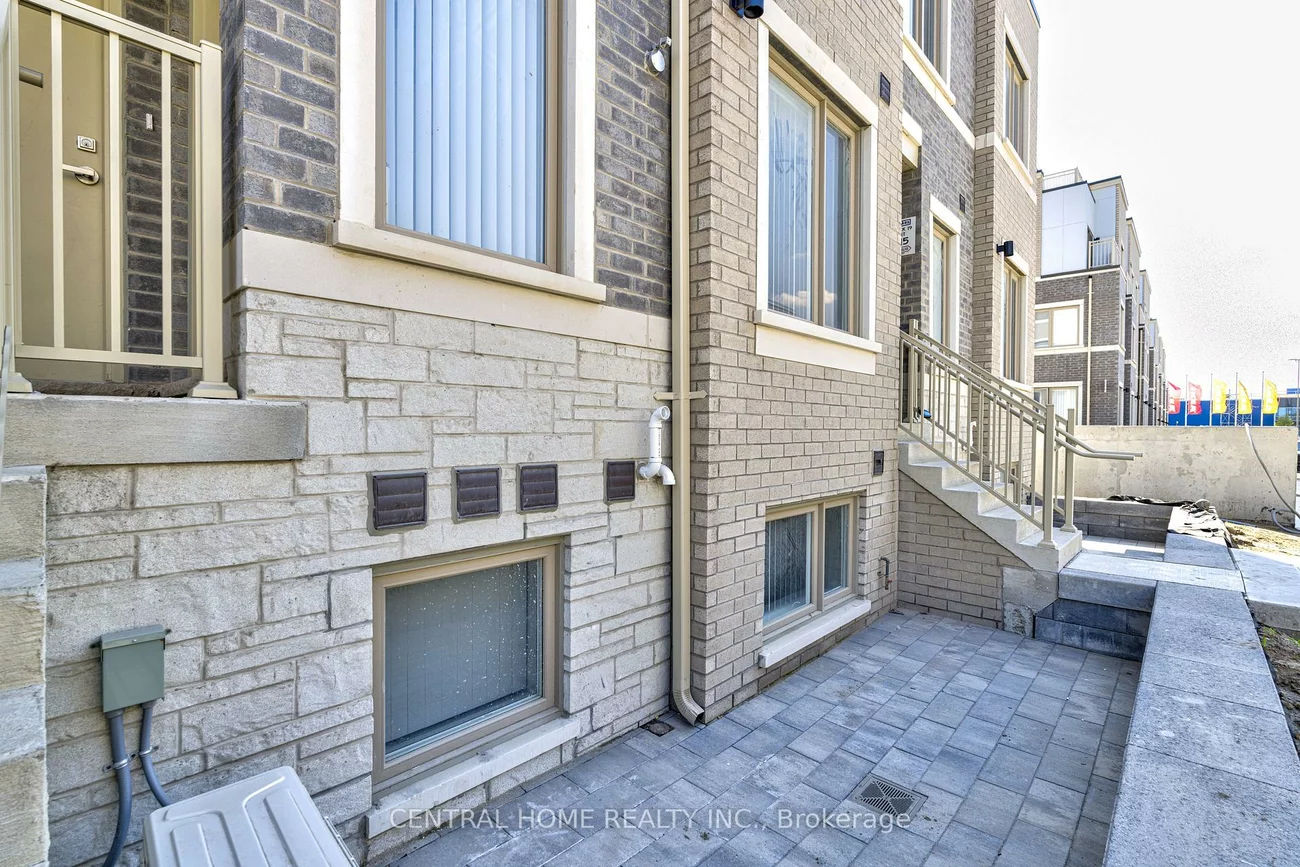 130, Honeycrisp, Vaughan Corporate Centre, Vaughan
