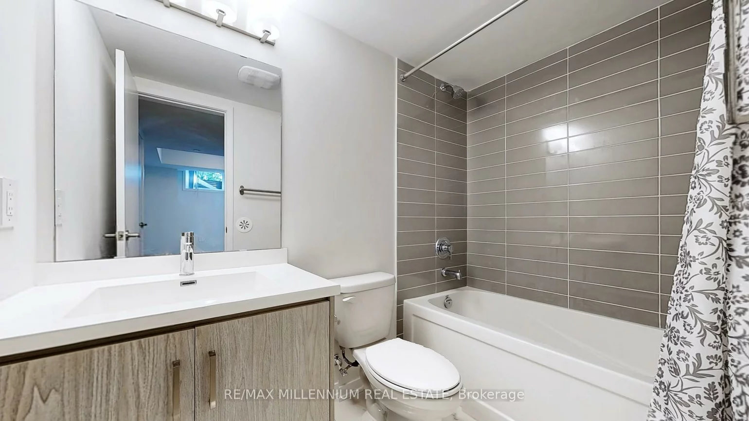 31, Honeycrisp, Vaughan Corporate Centre, Vaughan