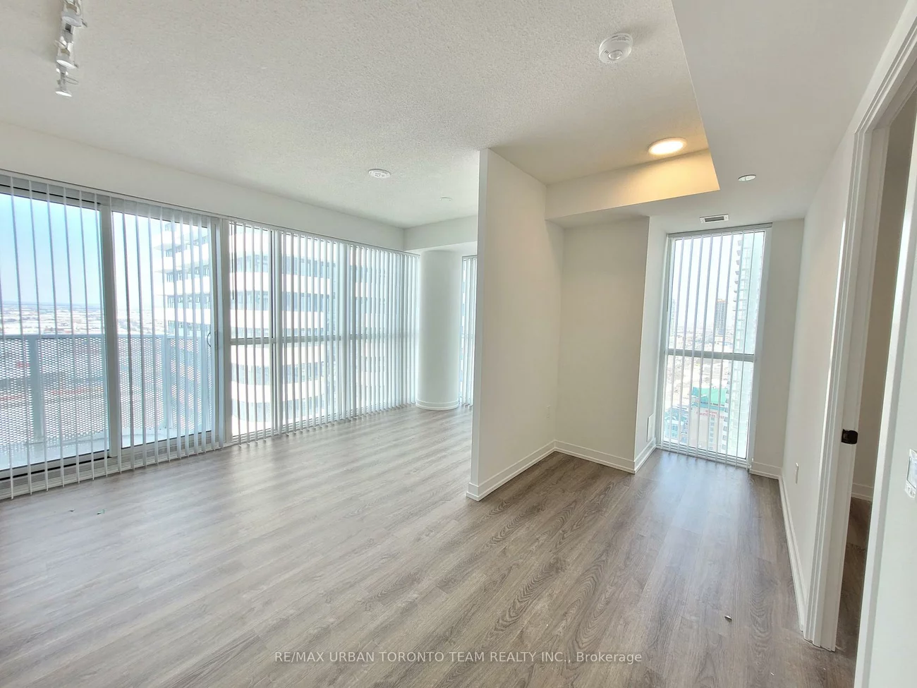 195, Commerce, Vaughan Corporate Centre, Vaughan