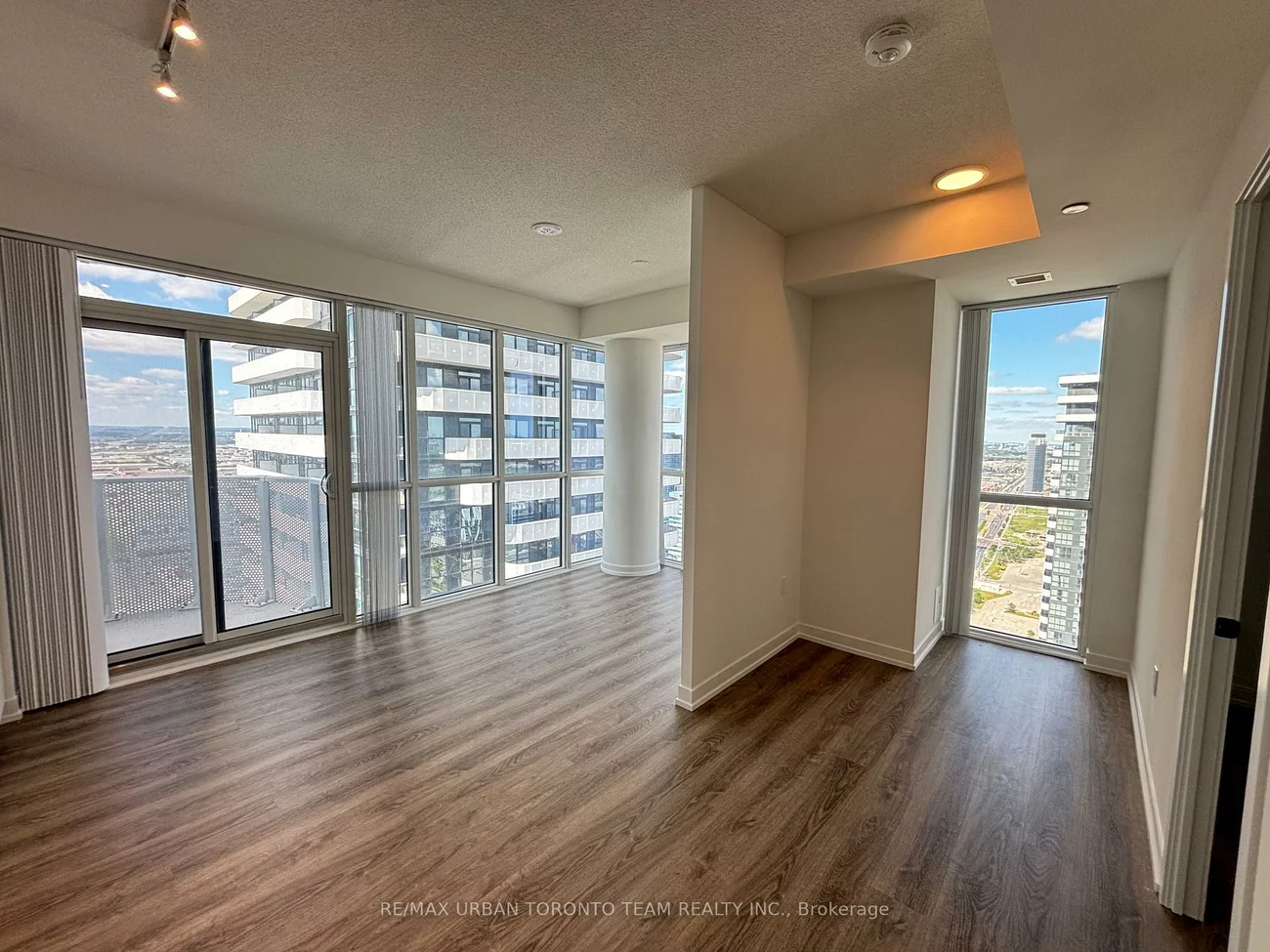 195, Commerce, Vaughan Corporate Centre, Vaughan
