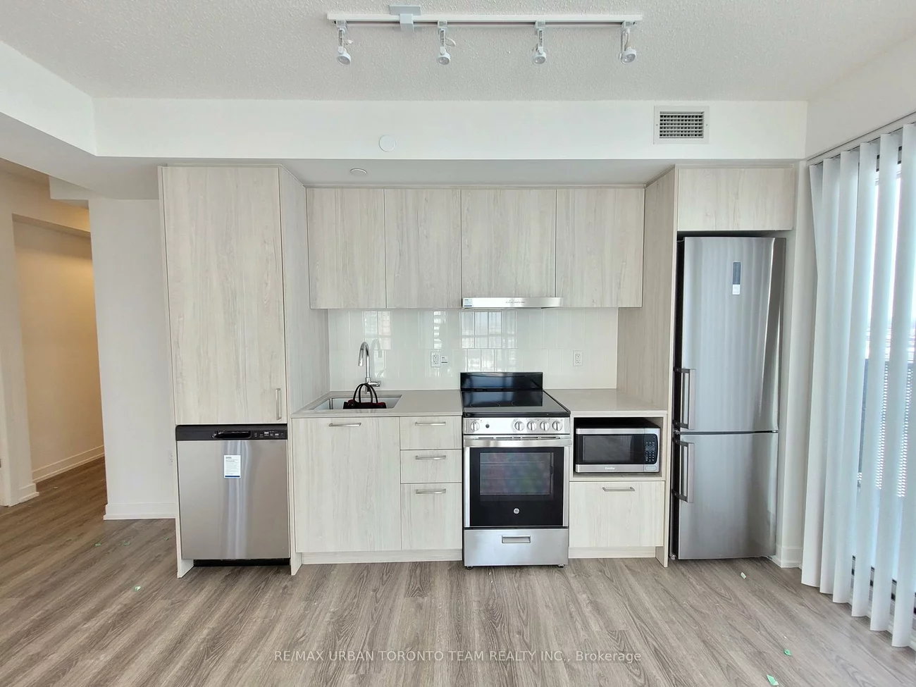 195, Commerce, Vaughan Corporate Centre, Vaughan