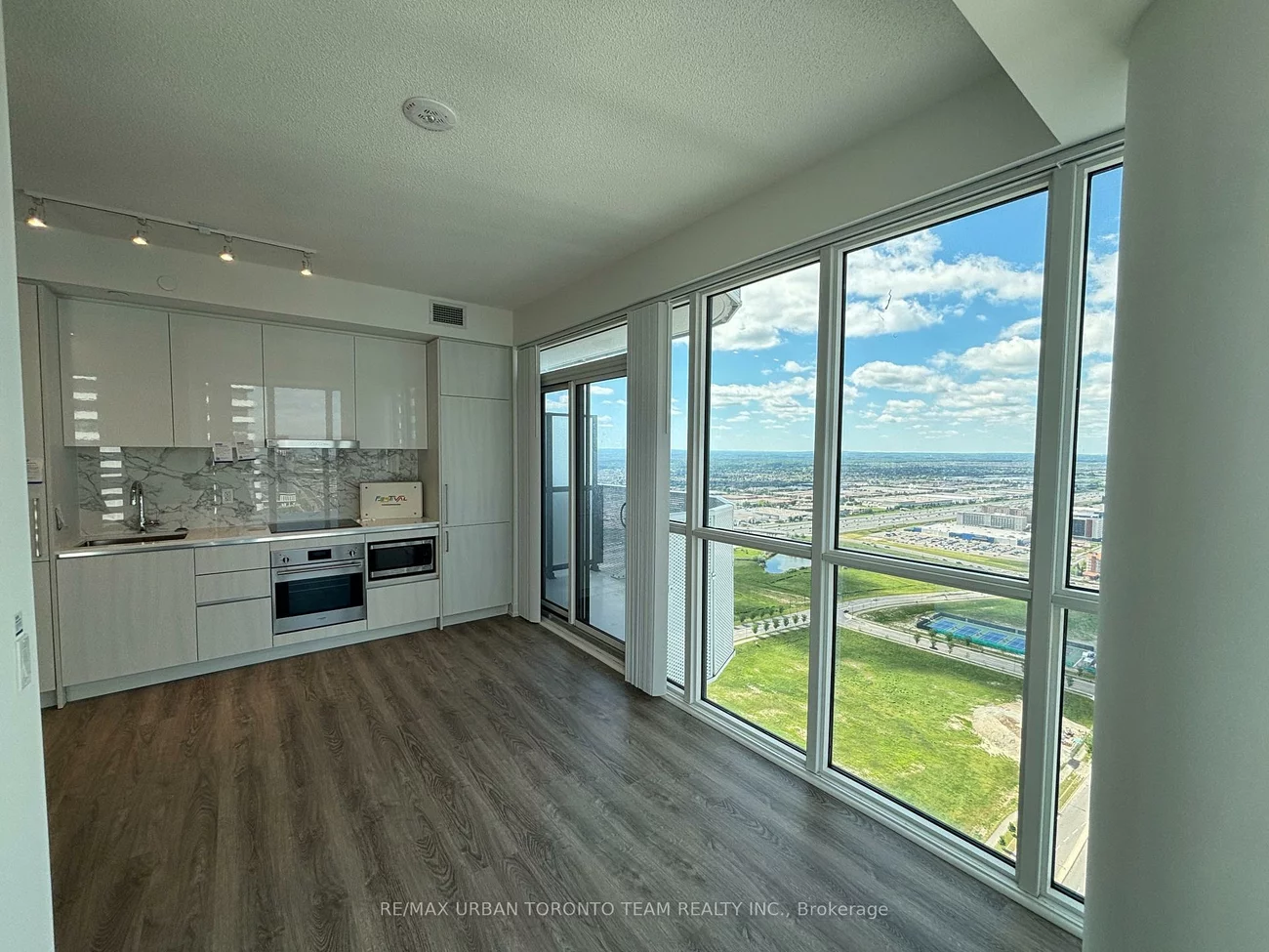 195, Commerce, Vaughan Corporate Centre, Vaughan