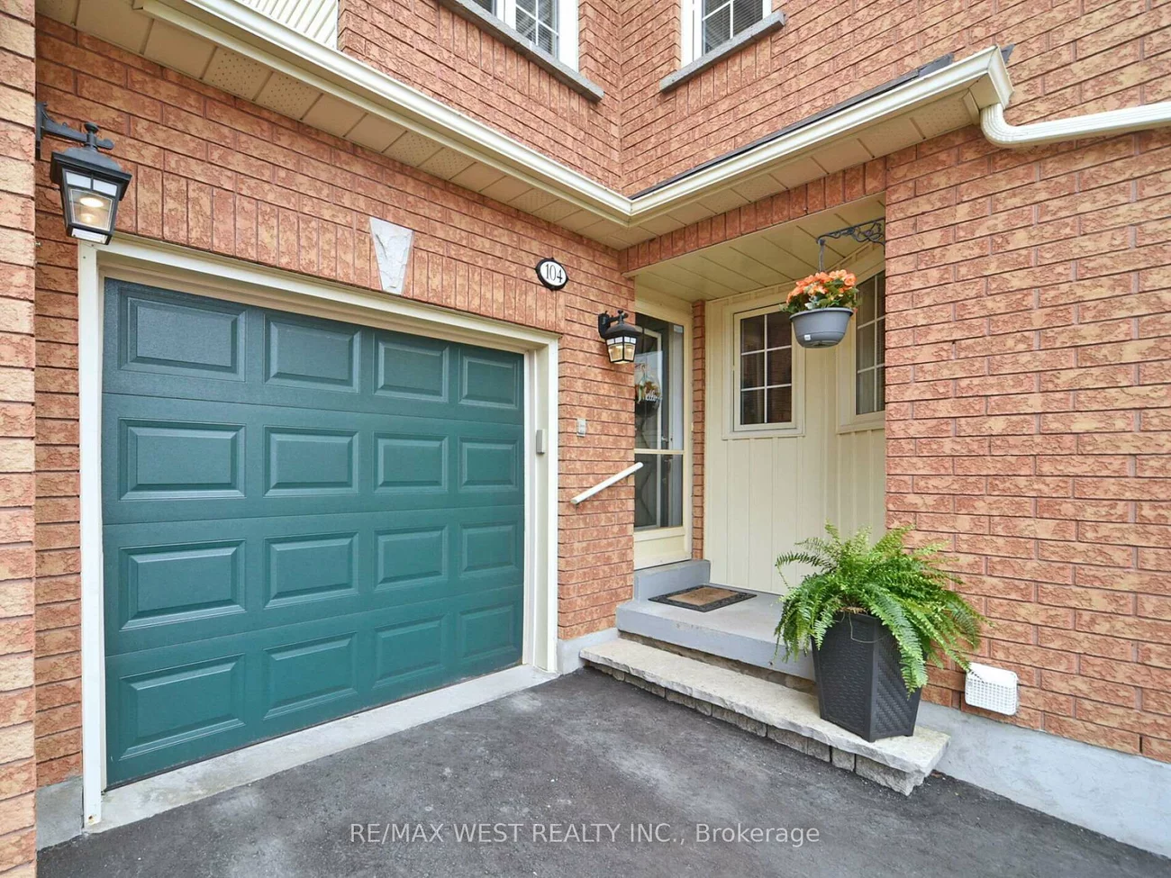 104, Pinedale, East Woodbridge, Vaughan