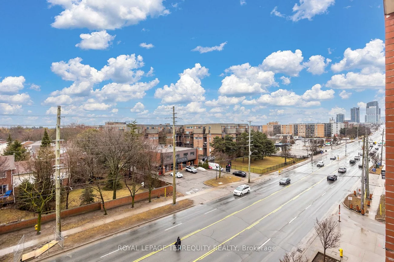 7608, Yonge, Crestwood-Springfarm-Yorkhill, Vaughan