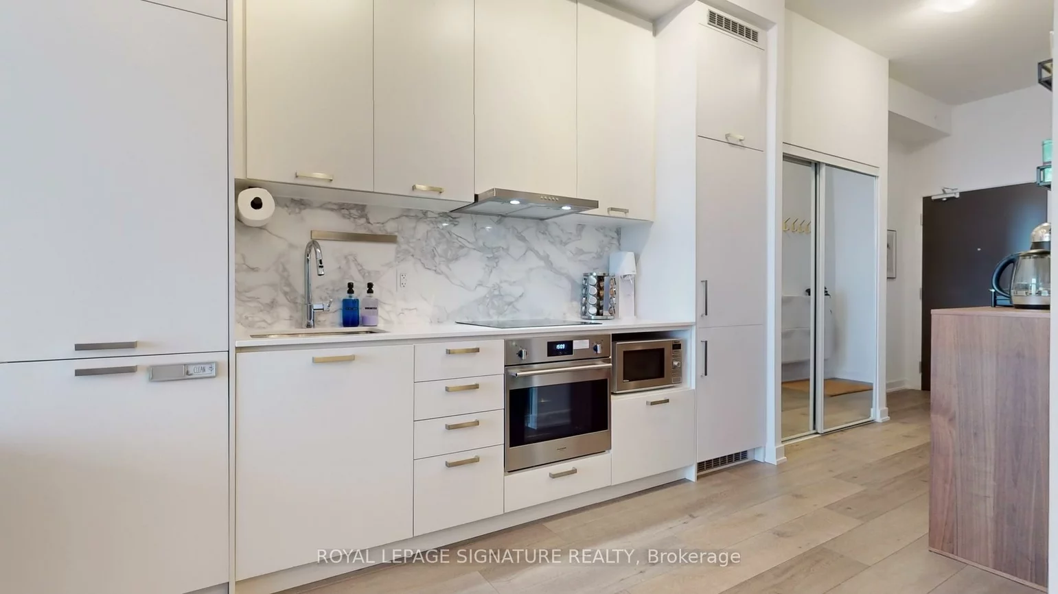 38, Honeycrisp, Vaughan Corporate Centre, Vaughan