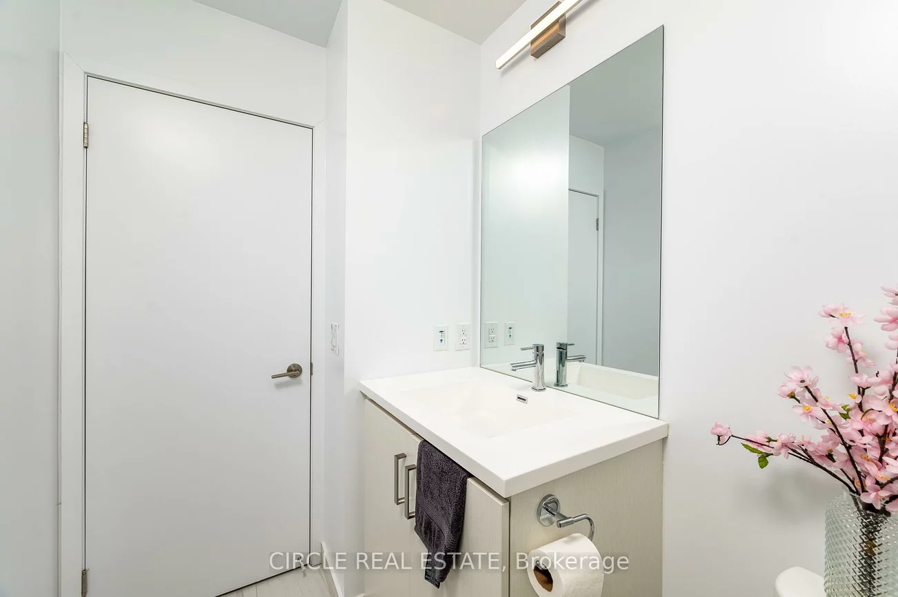 60, Honeycrisp, Vaughan Corporate Centre, Vaughan