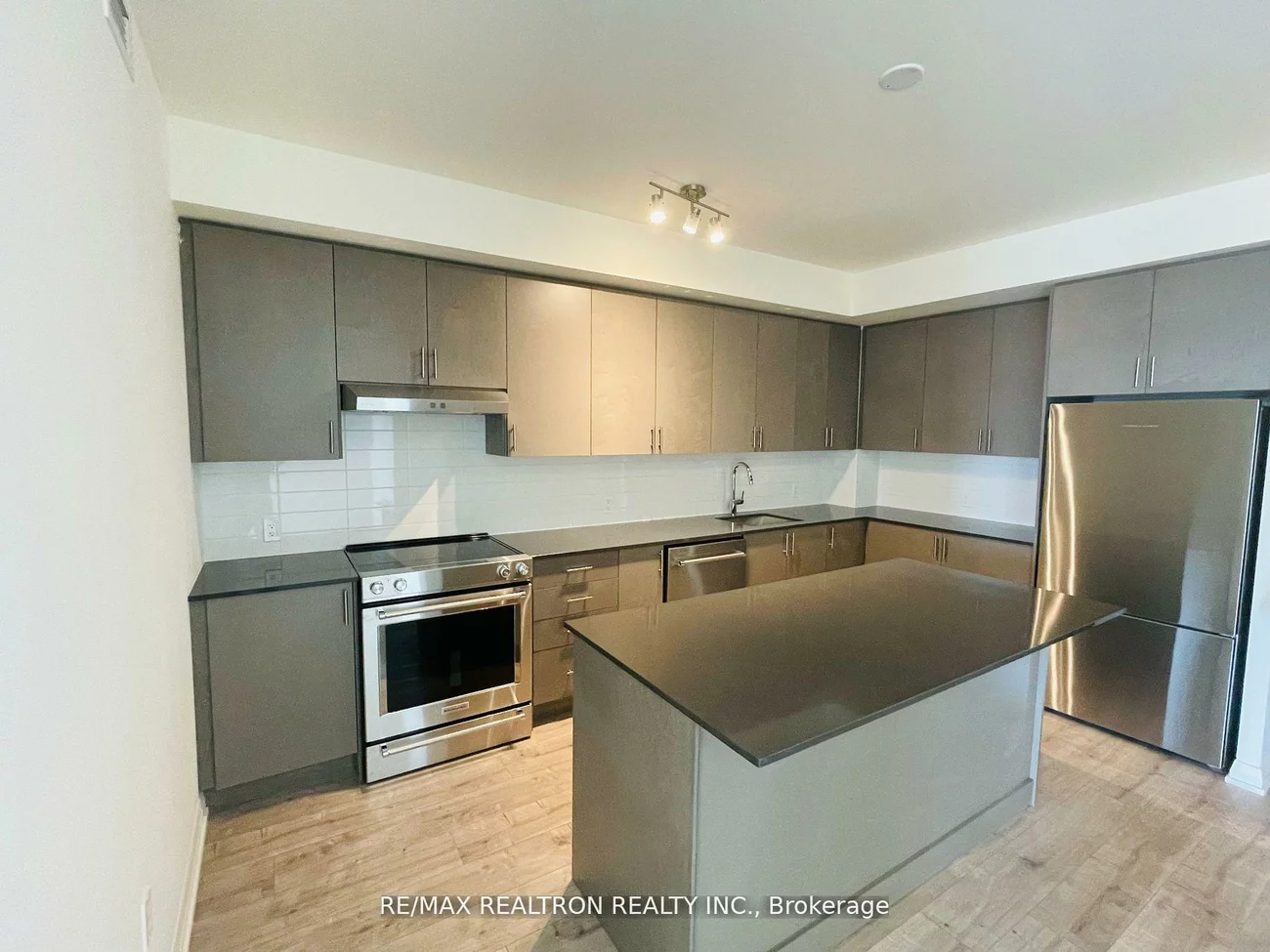 8960, Jane, Vellore Village, Vaughan