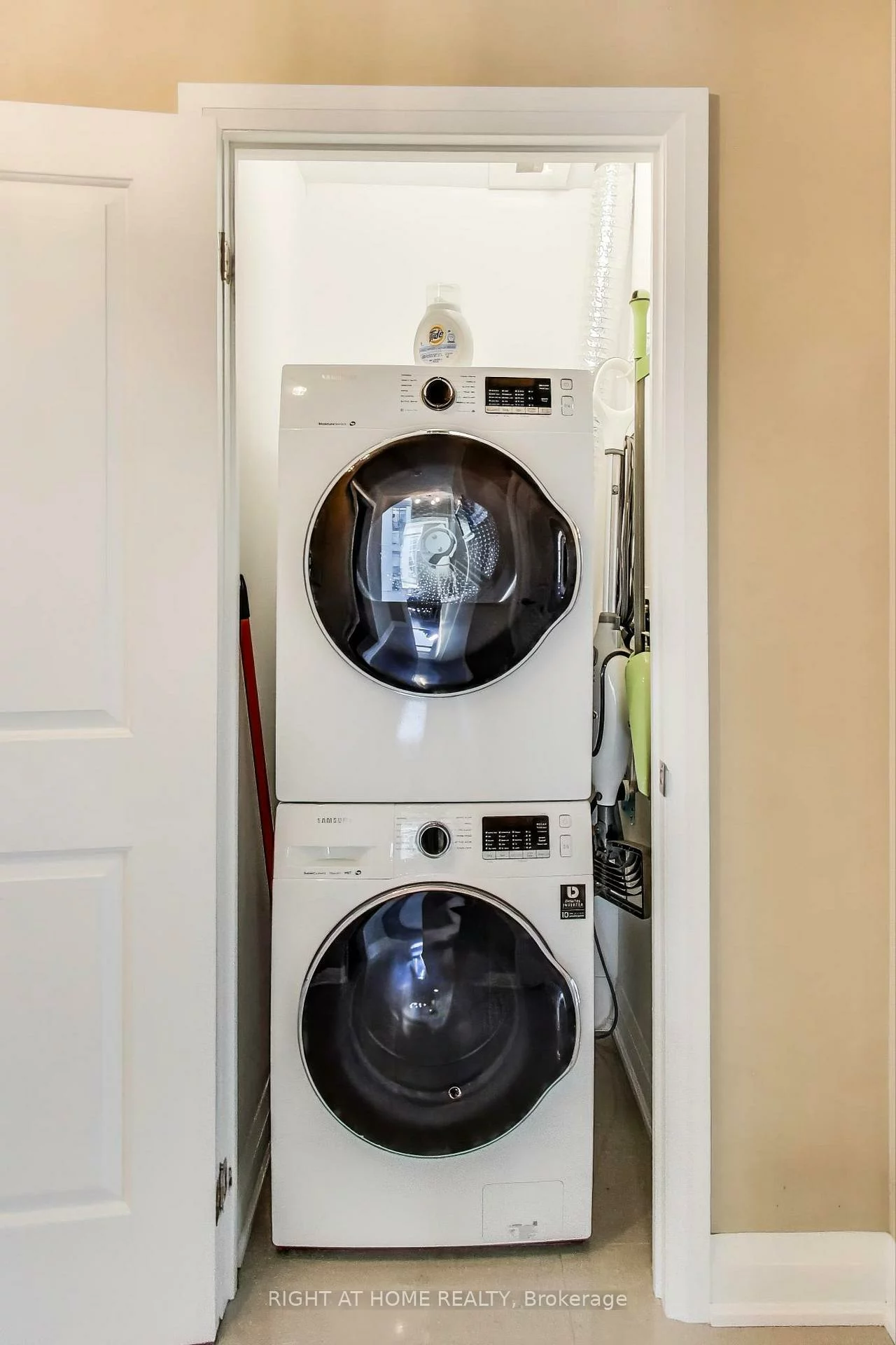 12, Woodstream, Vaughan Grove, Vaughan