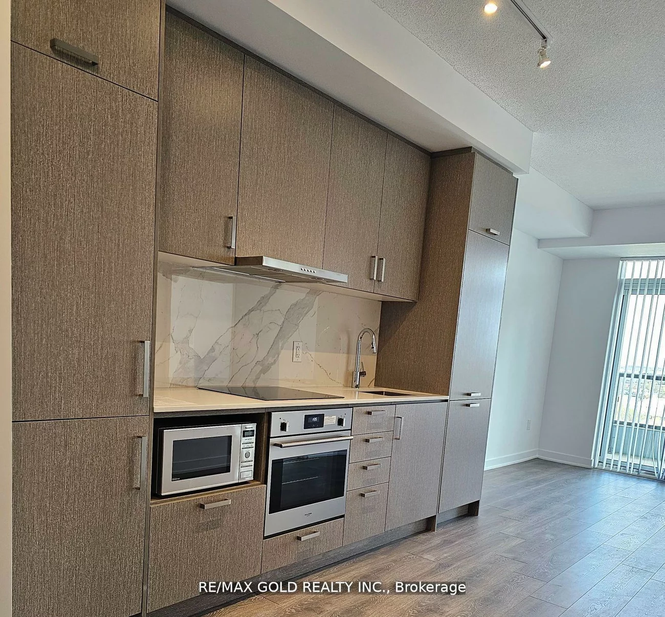 60, Honeycrisp, Vaughan Corporate Centre, Vaughan