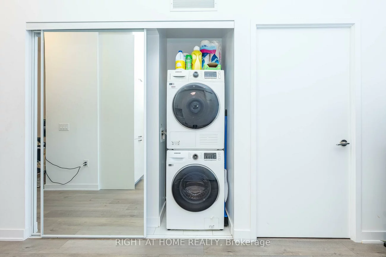 60, Honeycrisp, Vaughan Corporate Centre, Vaughan