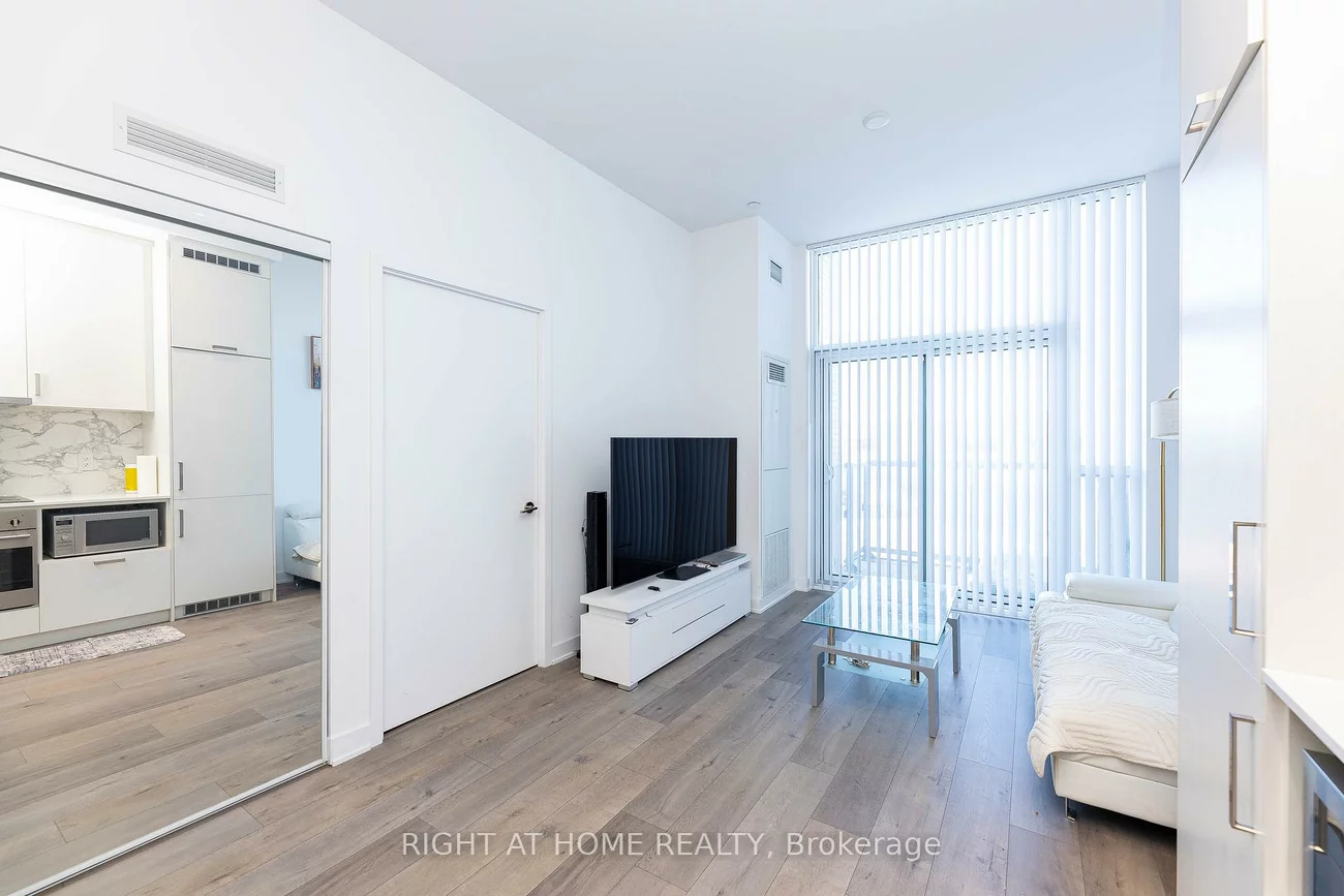 60, Honeycrisp, Vaughan Corporate Centre, Vaughan