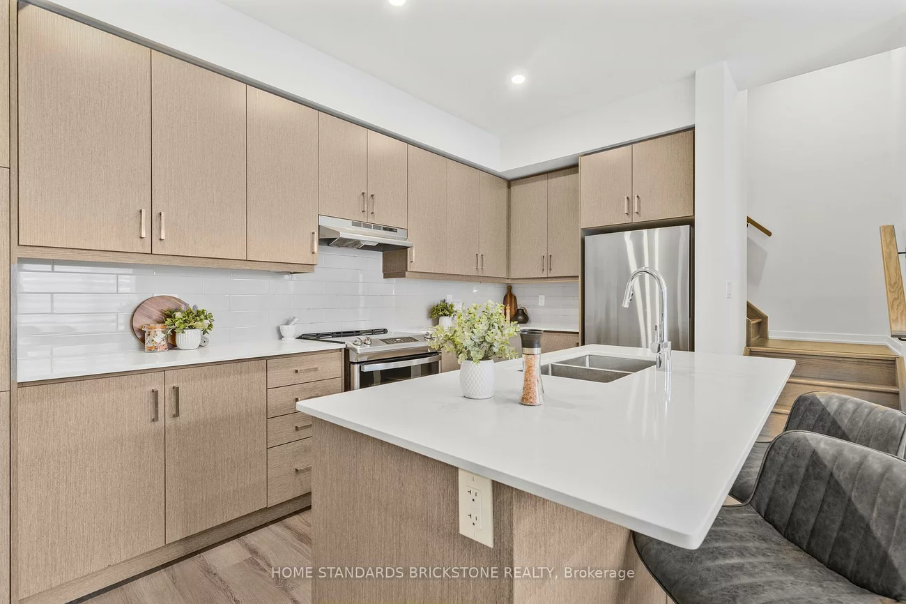 90, Honeycrisp, Vaughan Corporate Centre, Vaughan