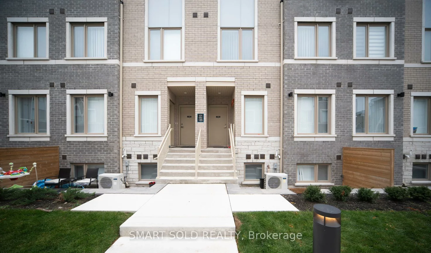 121, Honeycrisp, Vaughan Corporate Centre, Vaughan