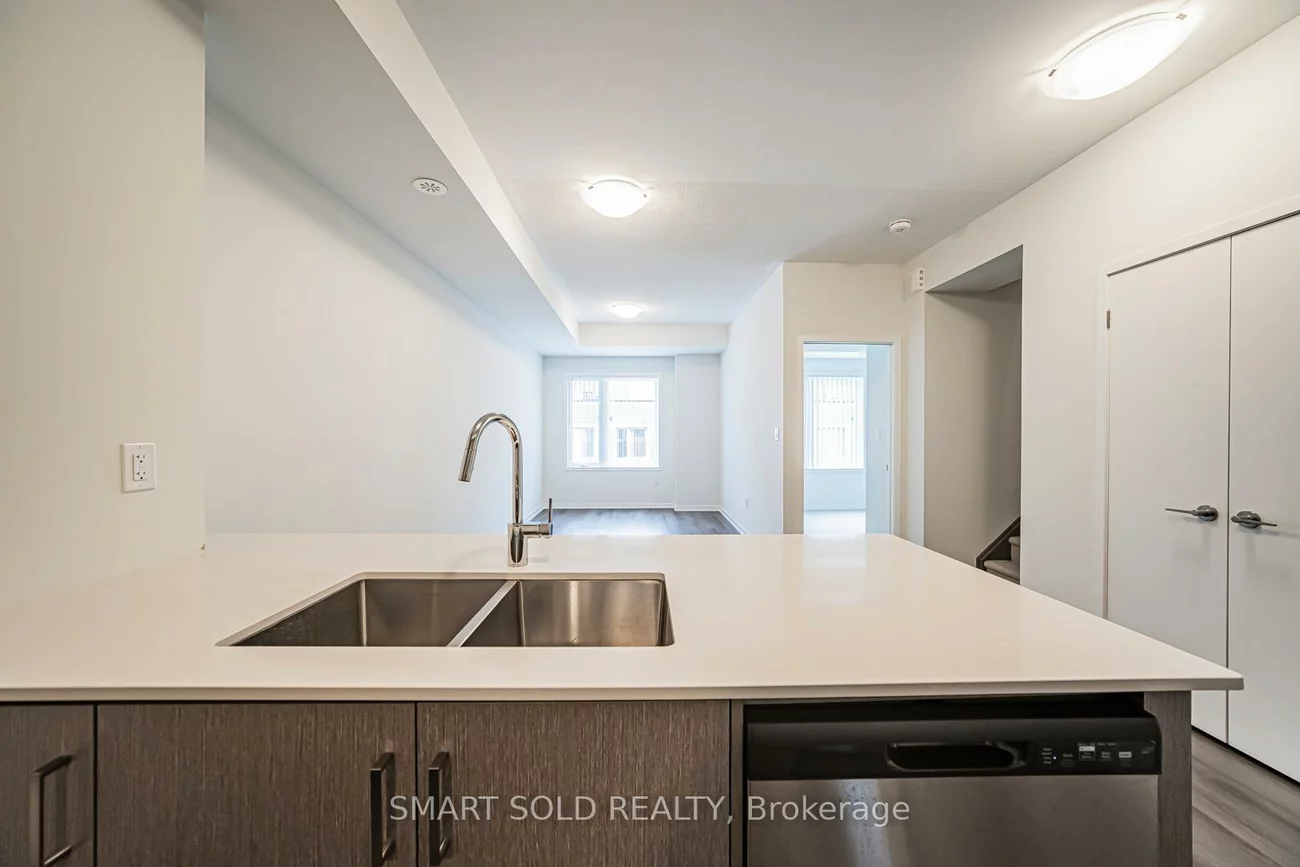 121, Honeycrisp, Vaughan Corporate Centre, Vaughan