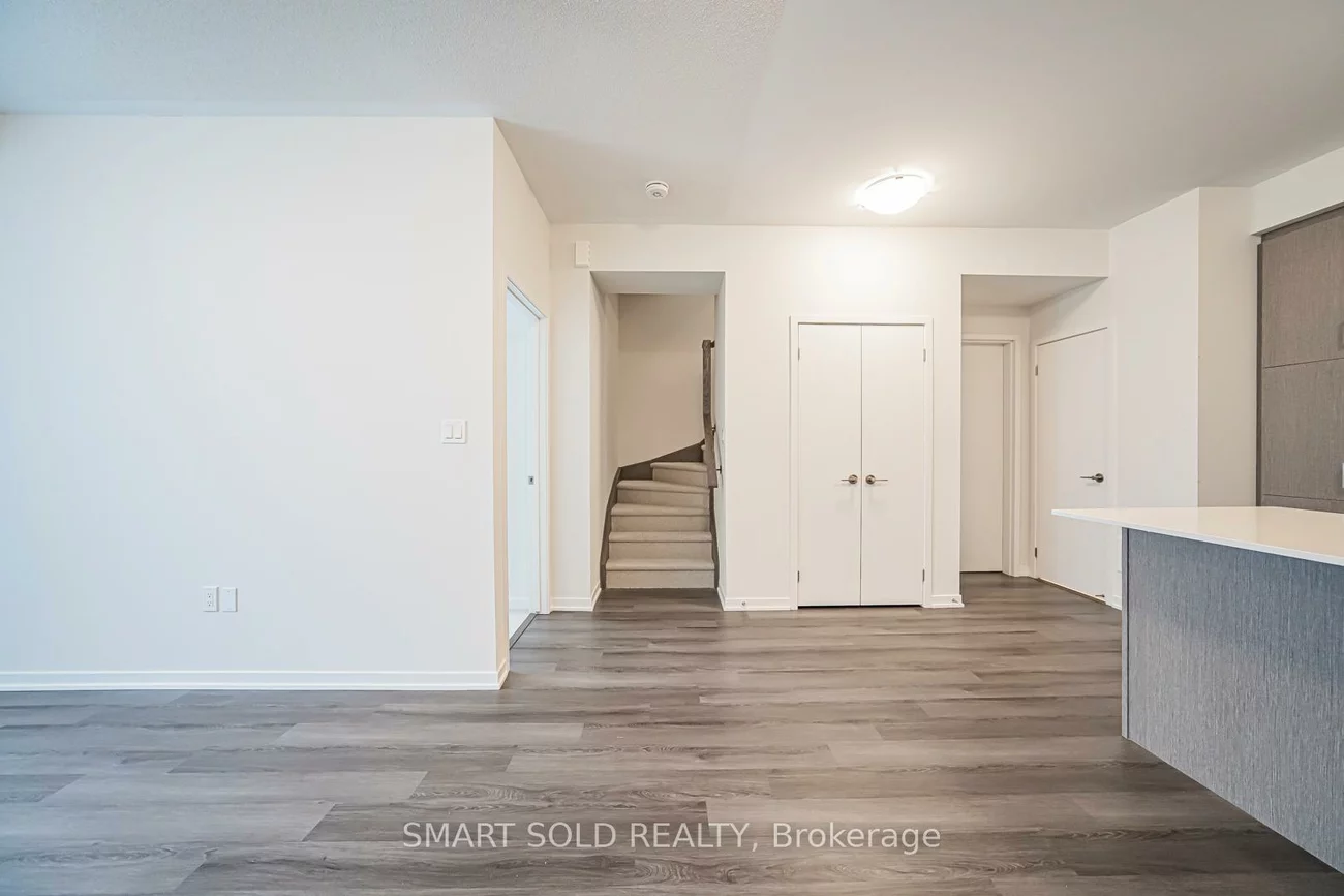 121, Honeycrisp, Vaughan Corporate Centre, Vaughan