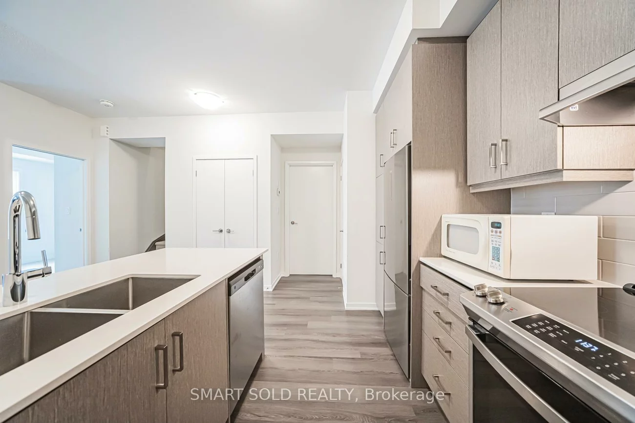 121, Honeycrisp, Vaughan Corporate Centre, Vaughan