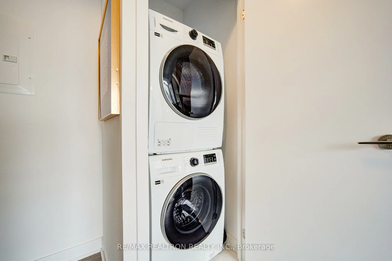 60, Honeycrisp, Vaughan Corporate Centre, Vaughan