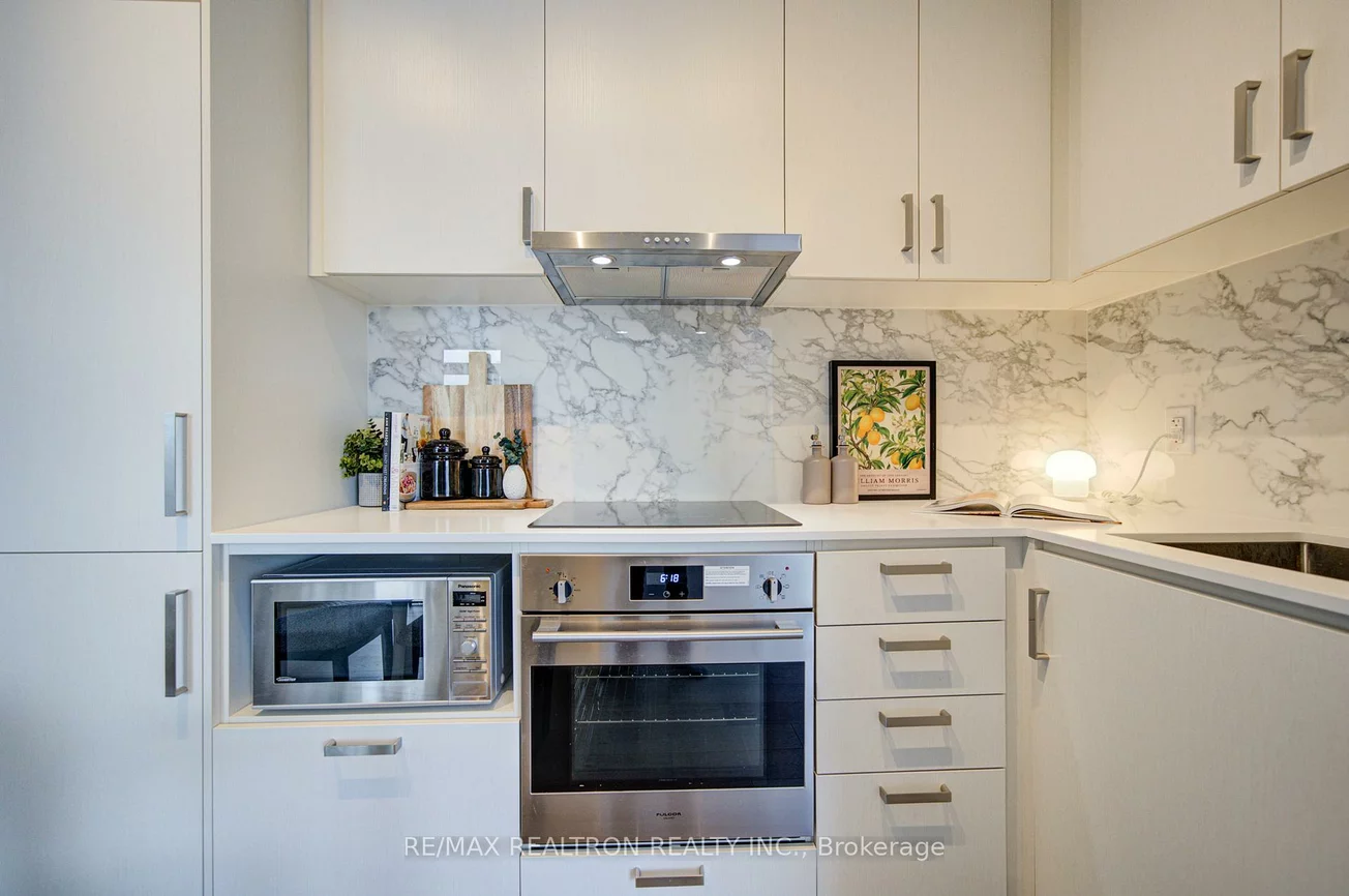 60, Honeycrisp, Vaughan Corporate Centre, Vaughan