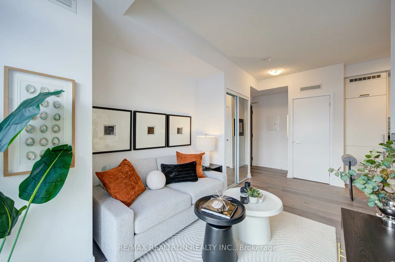 60, Honeycrisp, Vaughan Corporate Centre, Vaughan