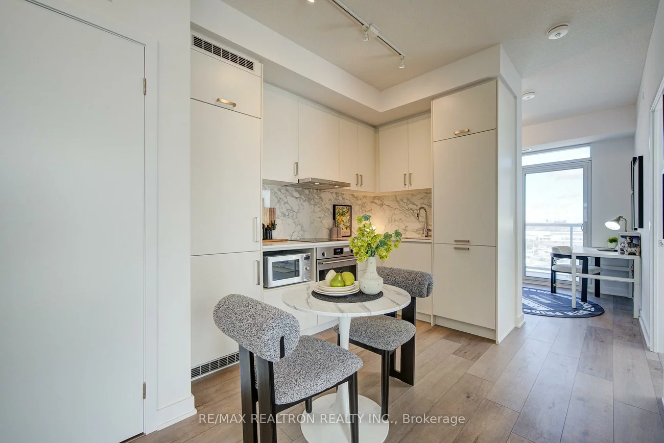 60, Honeycrisp, Vaughan Corporate Centre, Vaughan