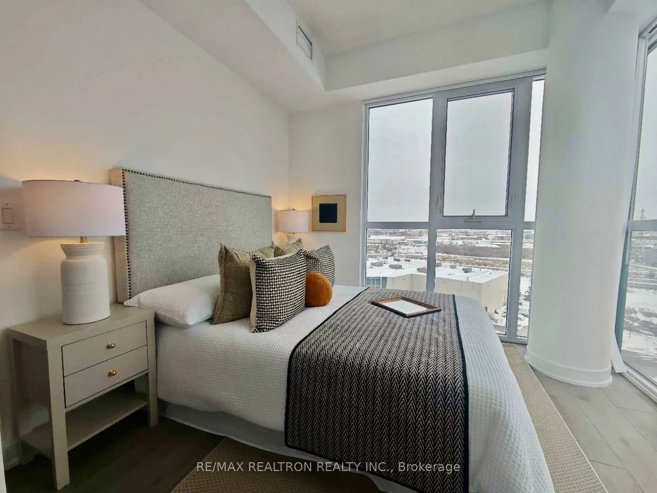 60, Honeycrisp, Vaughan Corporate Centre, Vaughan