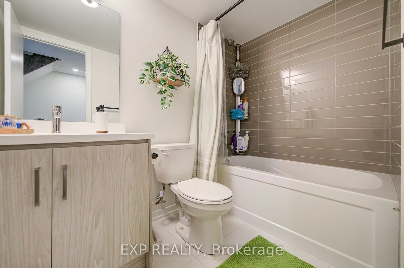 131, Honeycrisp, Vaughan Corporate Centre, Vaughan