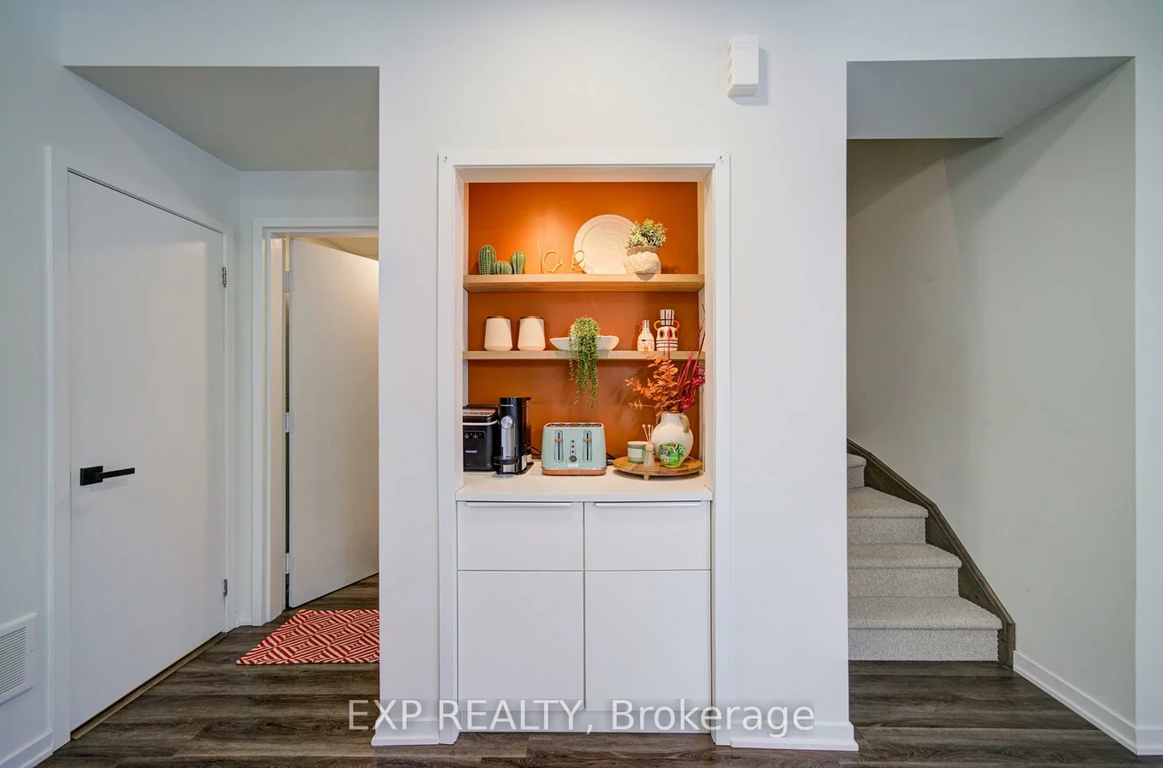 131, Honeycrisp, Vaughan Corporate Centre, Vaughan