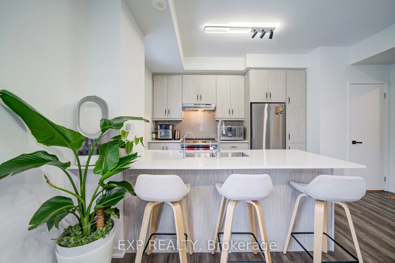 131, Honeycrisp, Vaughan Corporate Centre, Vaughan