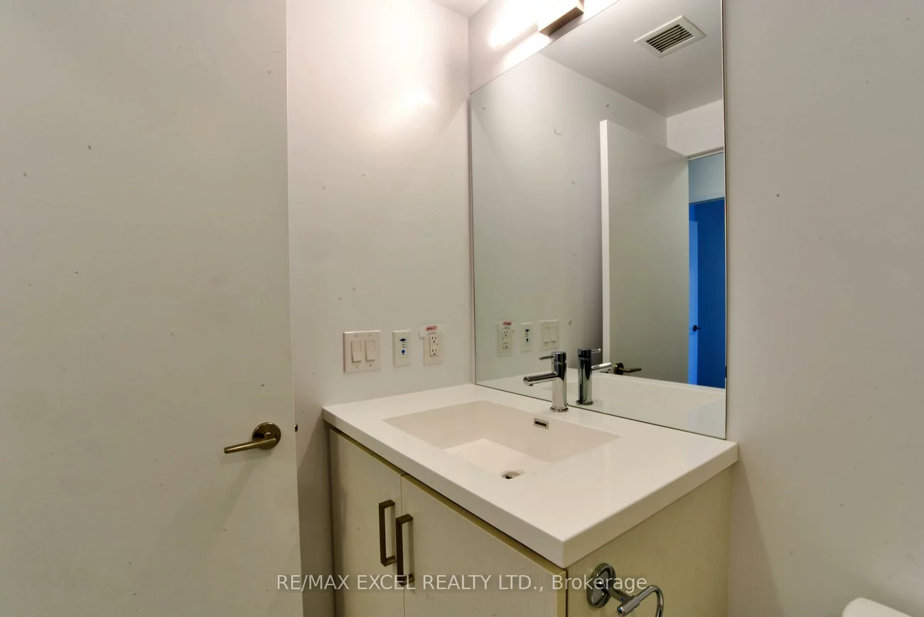 38, Honeycrisp, Vaughan Corporate Centre, Vaughan