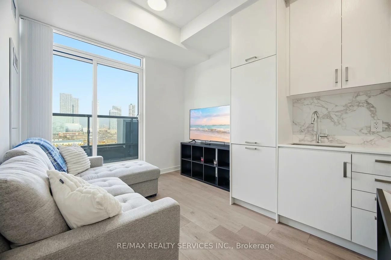 60, Honeycrisp, Vaughan Corporate Centre, Vaughan