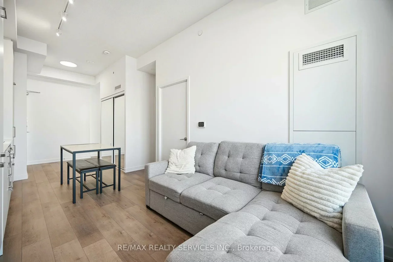 60, Honeycrisp, Vaughan Corporate Centre, Vaughan