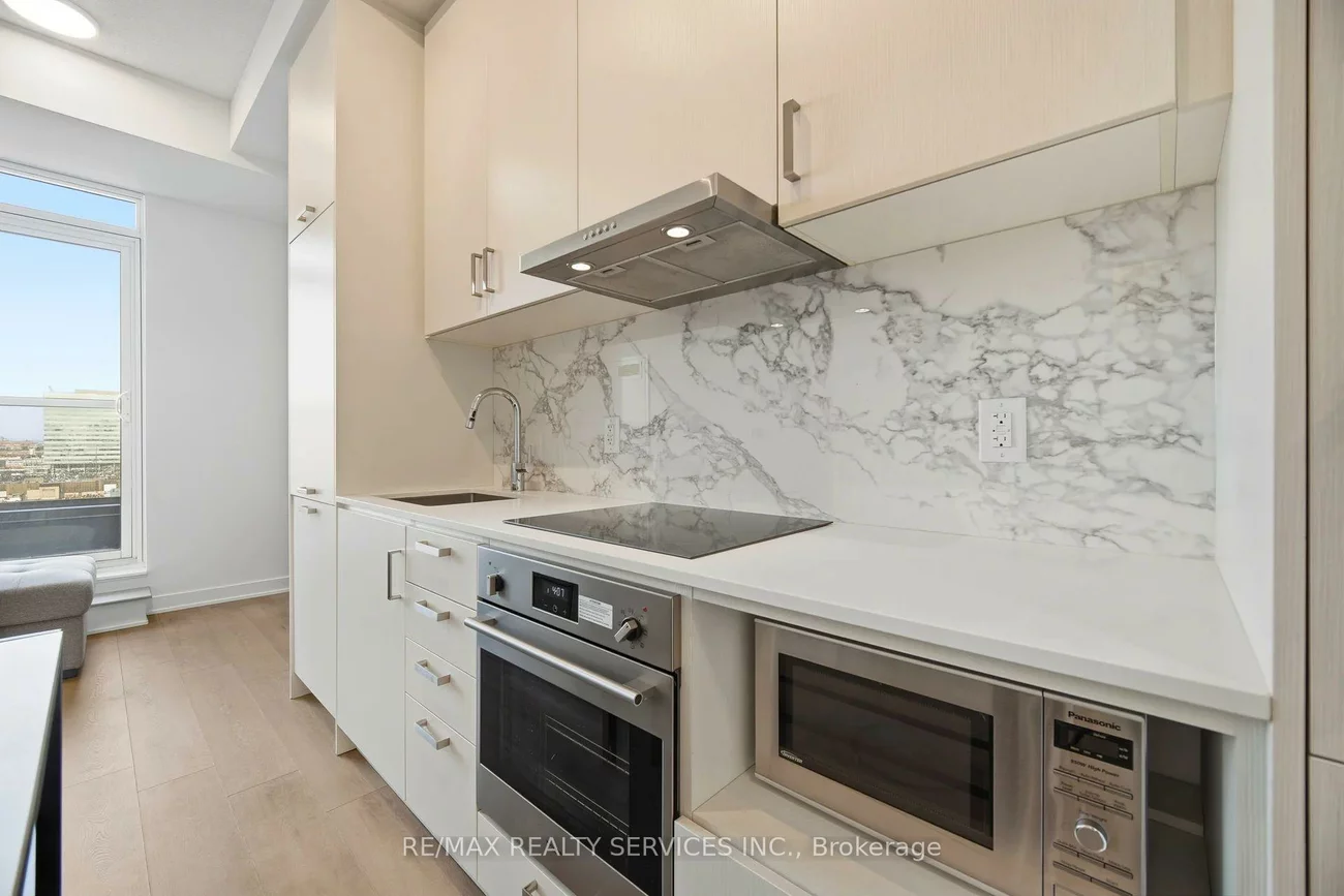 60, Honeycrisp, Vaughan Corporate Centre, Vaughan