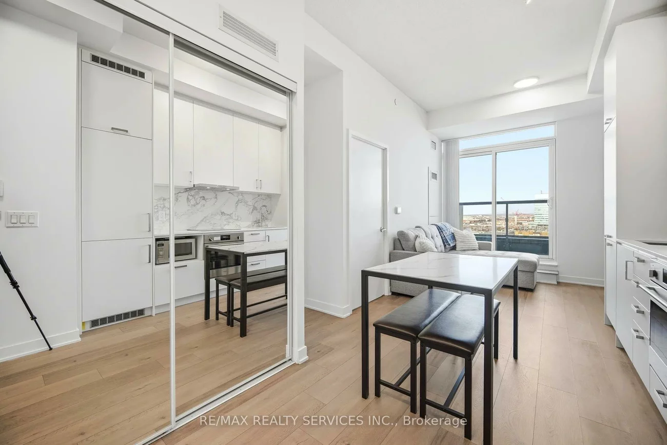 60, Honeycrisp, Vaughan Corporate Centre, Vaughan